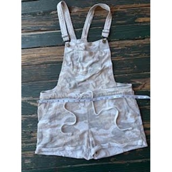Z Supply Pants - Z Supply Camo Shortalls Womens Beige White Camouflage Knit Overalls Shorts S